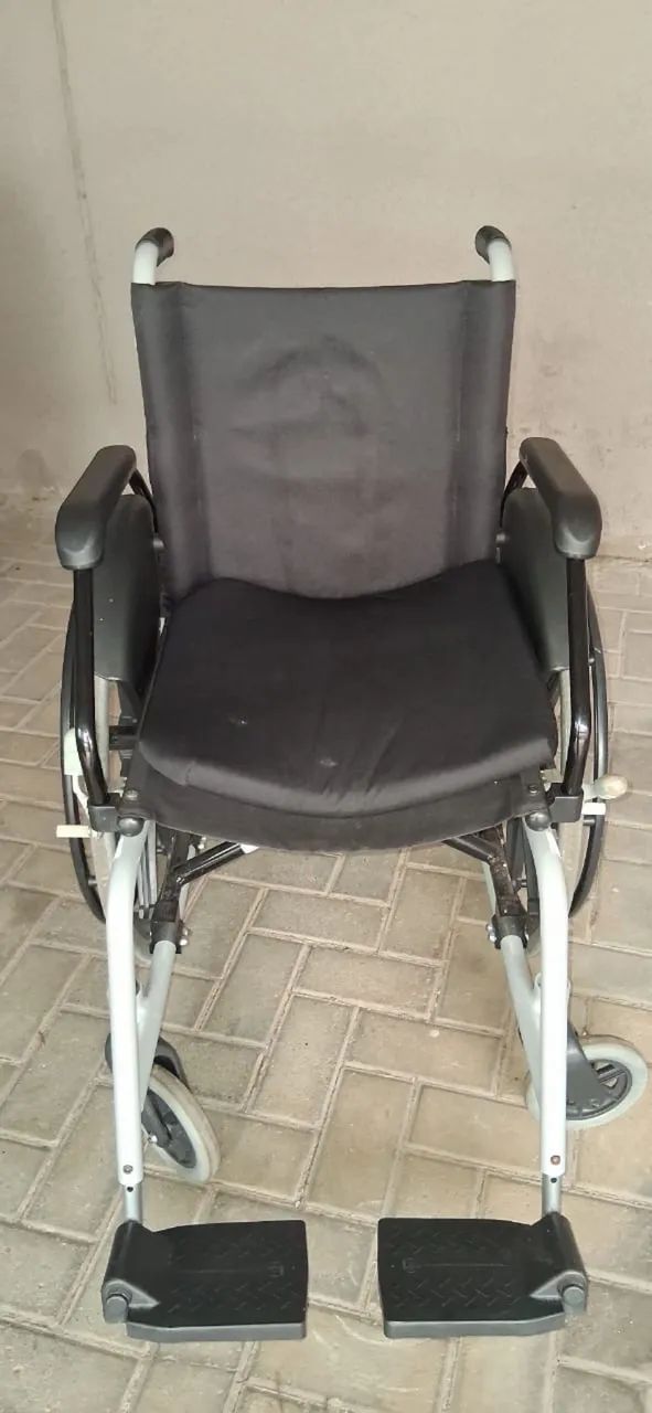 Cadeira de rodas usada