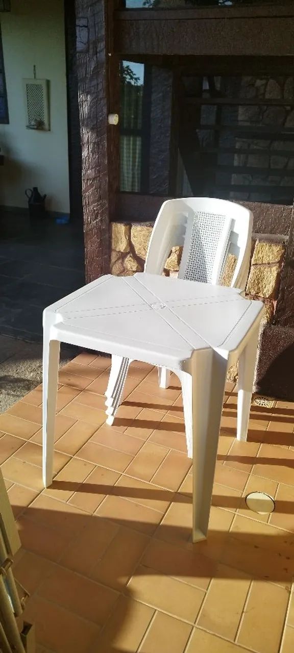 VENDO : Mesas e cadeiras de plástico , lindas, resistentes e duráveis ...