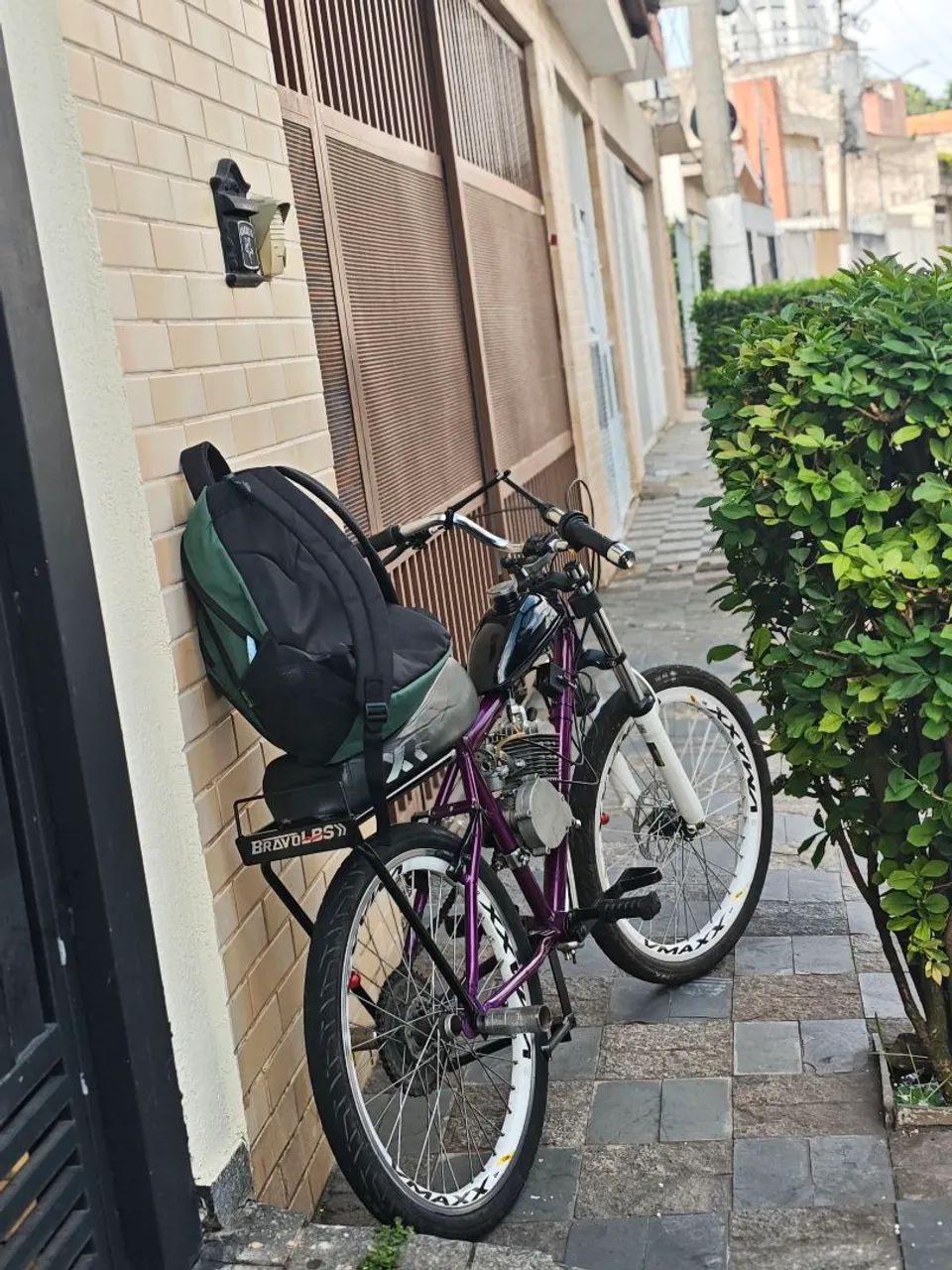Bicicleta motorizada aro 24 montadinha roxa  - Foto 3