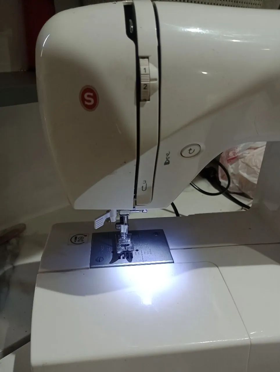 Máquina de costura singer Starlet modelo 6660 - Foto 6