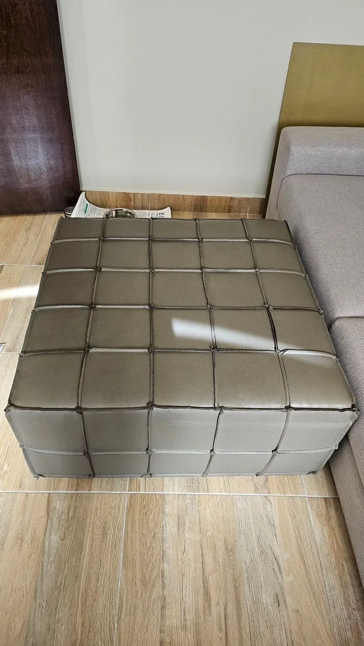 Sofá cinza claro 2 lugares + puff cinza escuro | marca Líder - Foto 2