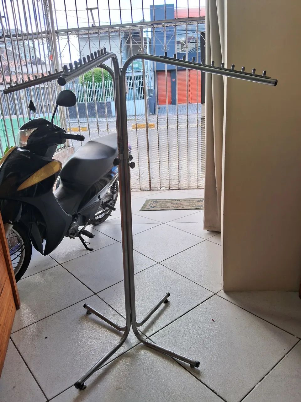 Vendo Arara em aço cromado<br>Valor $23,00<br>What - Foto 3