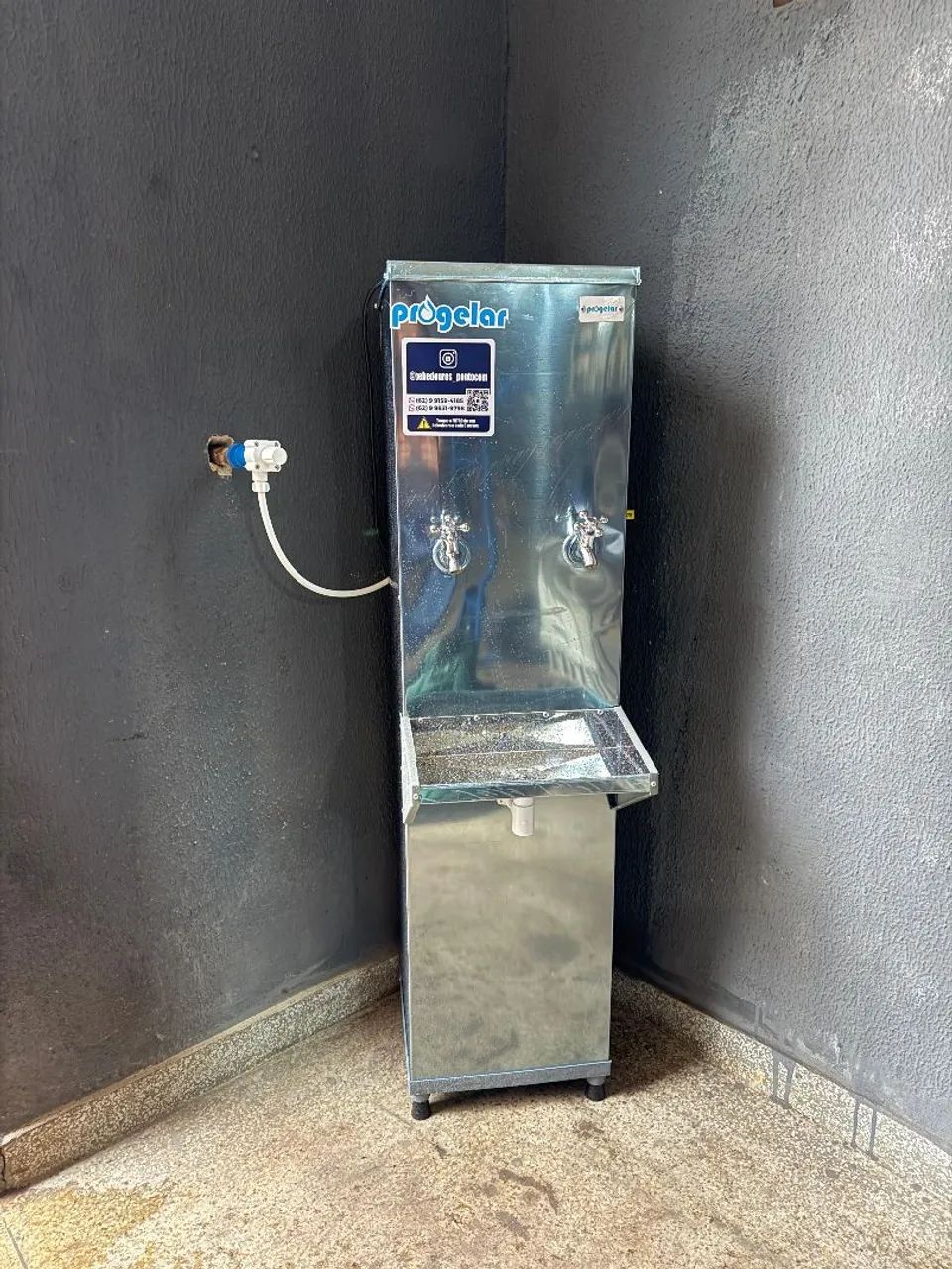 Bebedouro industrial Progelar com filtro e refrigeração.