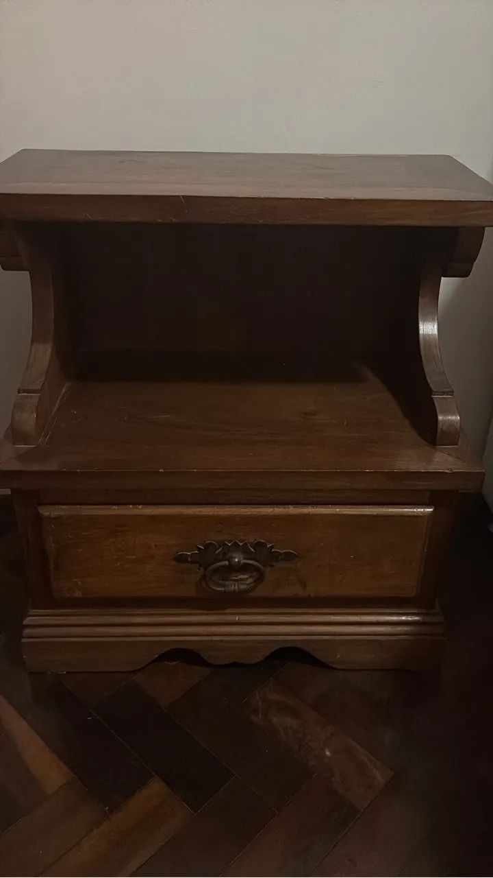 Mesa de cabiceira em madeira