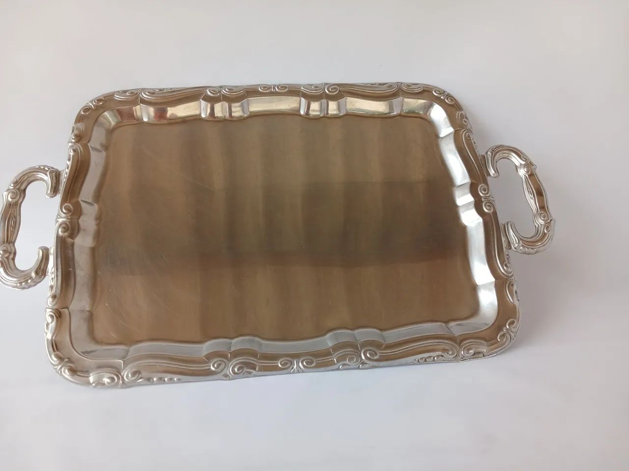 Bandeja Antiga em Metal Prateado com Alças Ornamentadas - Estilo Clássico