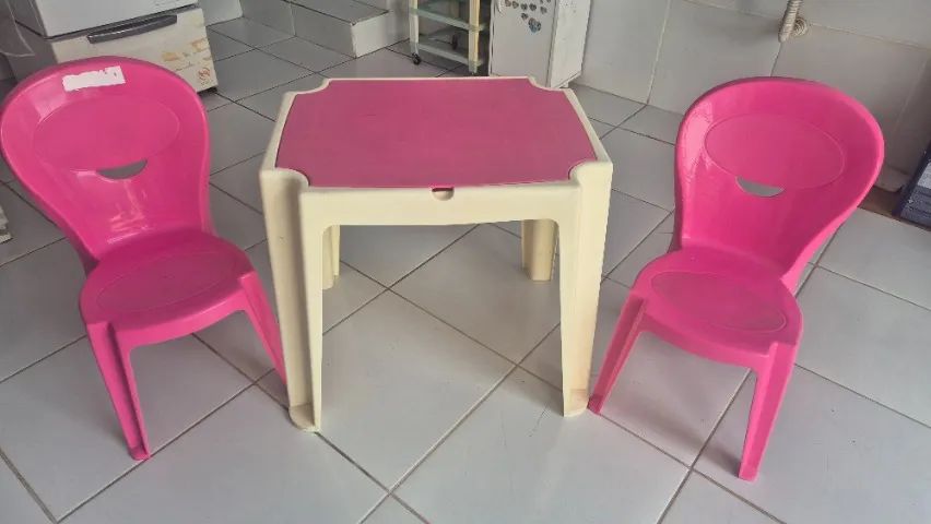 Conjunto de mesa e cadeiras infantil