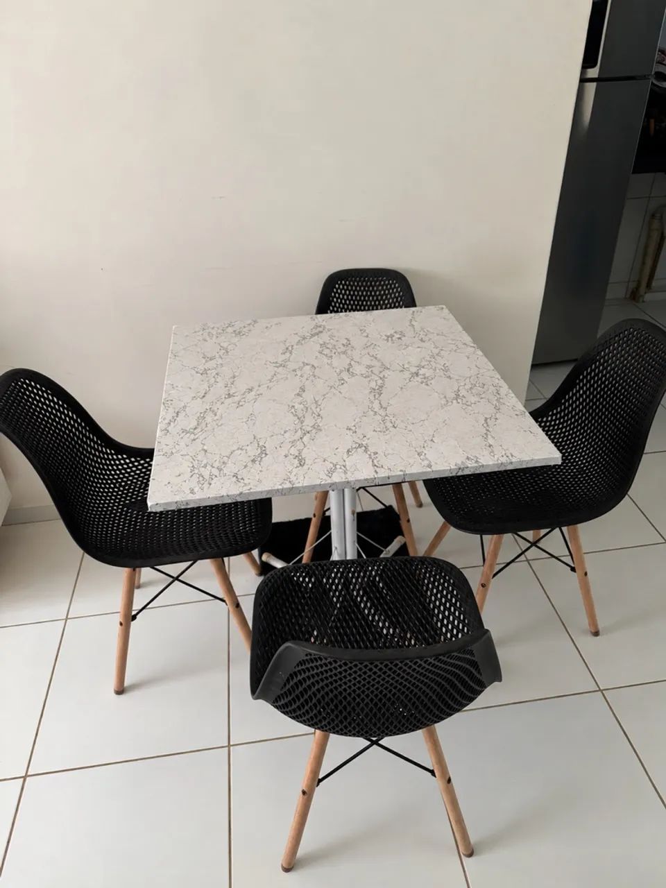 Mesa de jantar  com 4 cadeiras 
