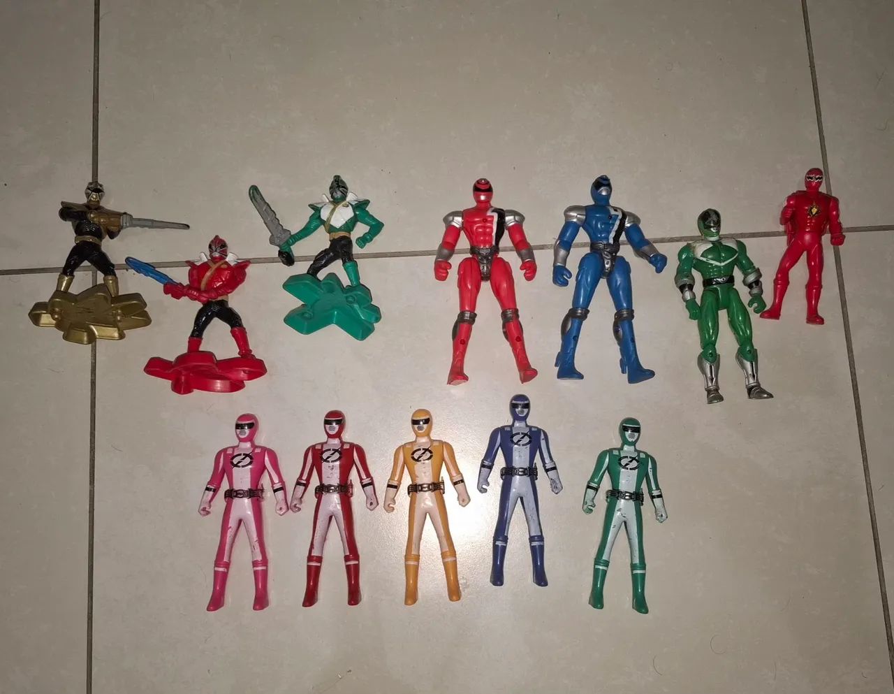 Lote com 12 Power Rangers 