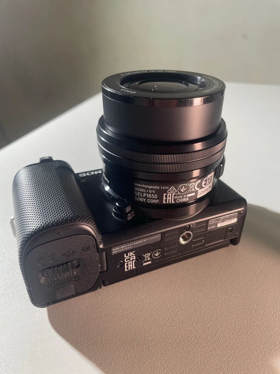 Sony zv-e10, com lente do kit, e cage da smallrig