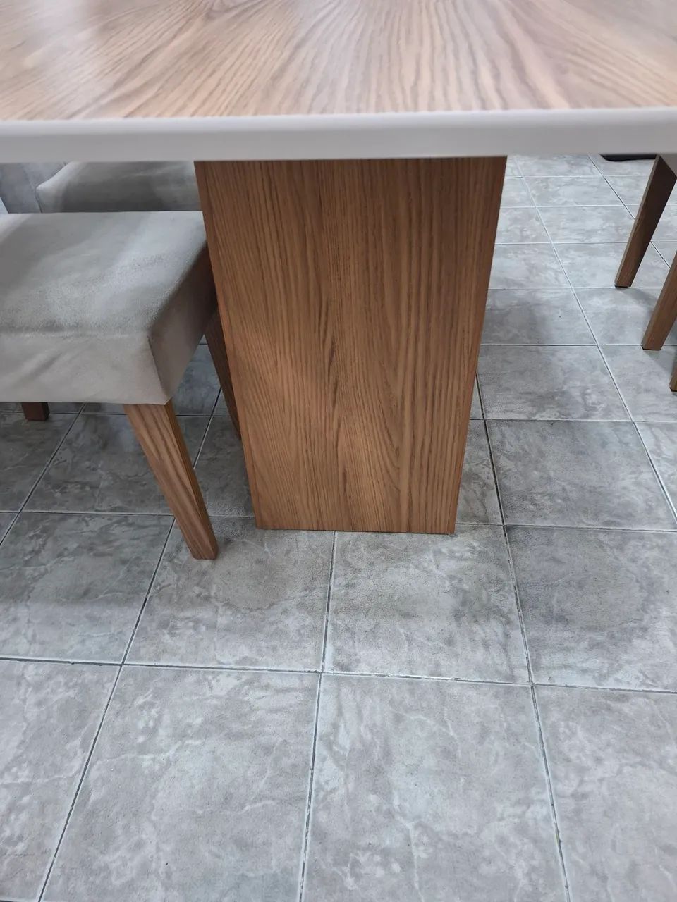 Mesa de jantar amadeirada com 6 cadeiras estofadas  - Foto 4