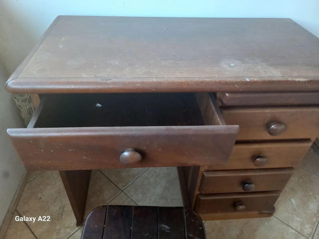 Escrivaninha em Madeira com 5 gavetas e cadeira - Foto 2