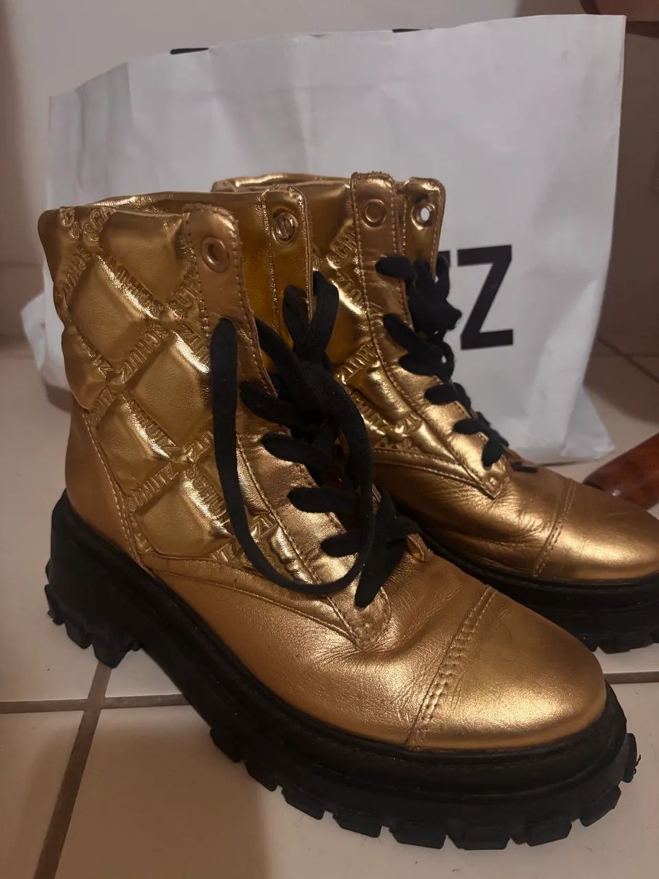 Bota Dourada  Schutz- Perfeita ! Como nova !  - Foto 2