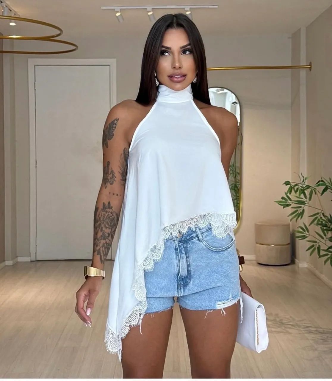 Blusas na cor branca e café