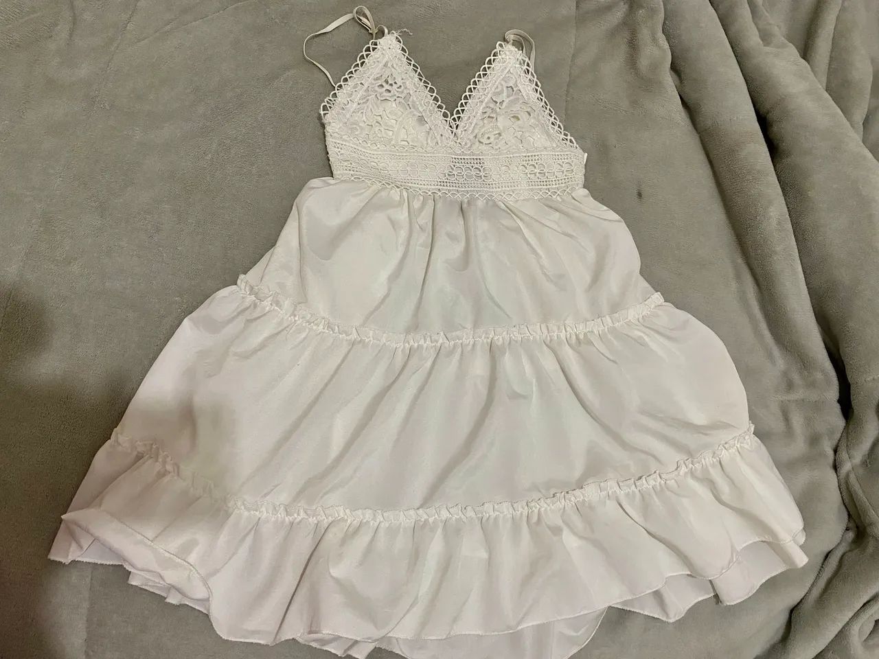 vestido branco com detalhes em crochê - Foto 2