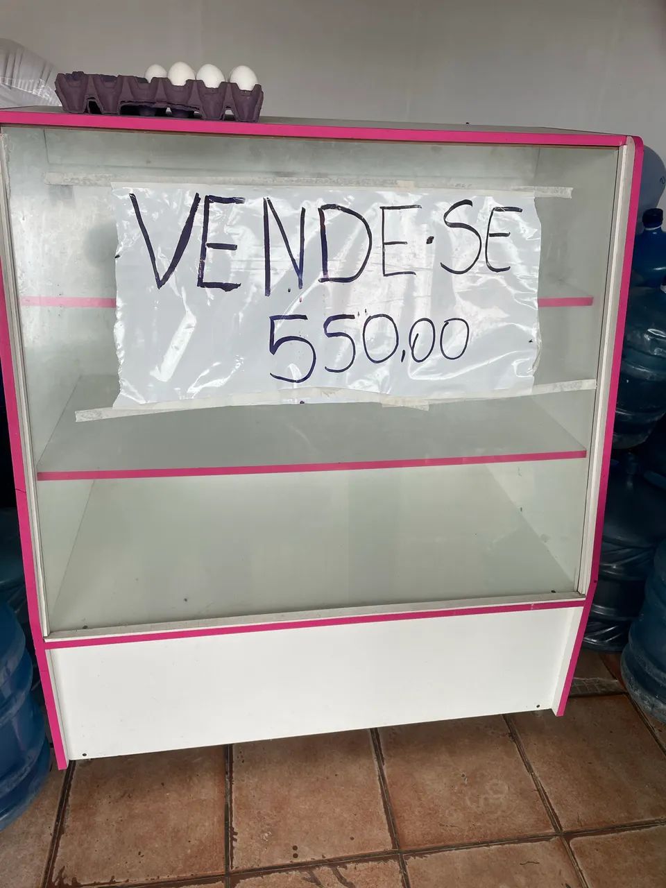 Expositor de salgados e bolo