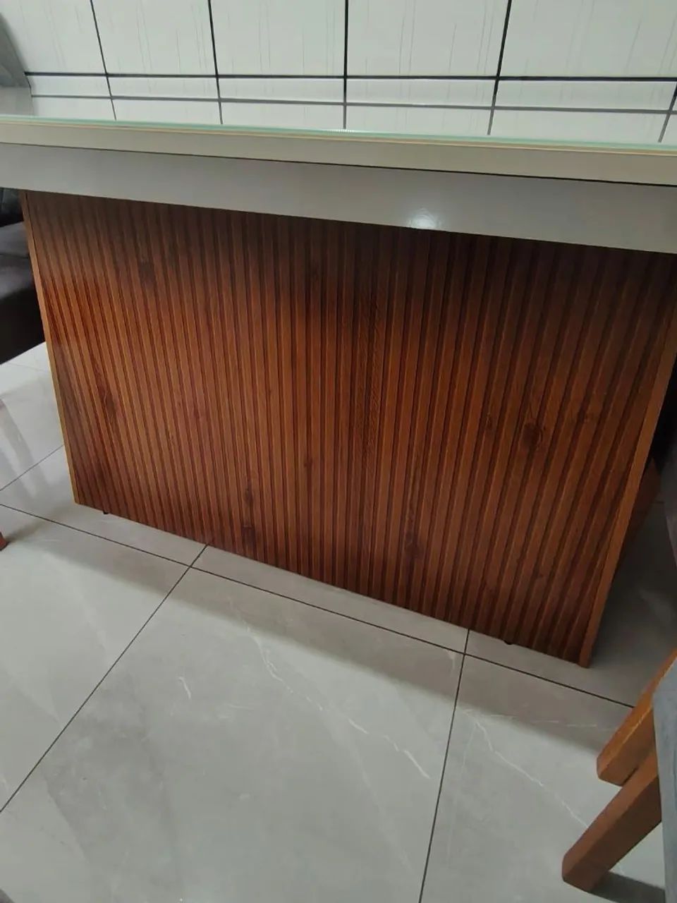 Mesa Plus de vidro com base de madeira reforçada e 6 cadeiras. - Foto 3