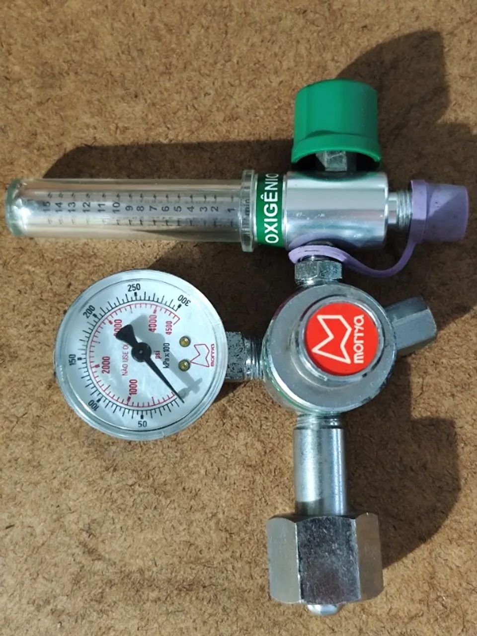 Válvula reguladora com Fluxometro para cilindro de oxigênio 