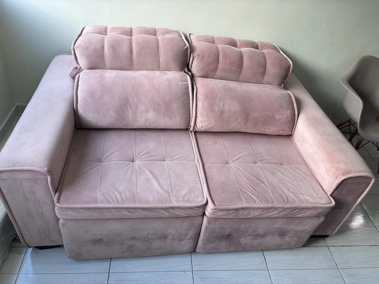 Sofá Suede Rose com capa impermeável 
