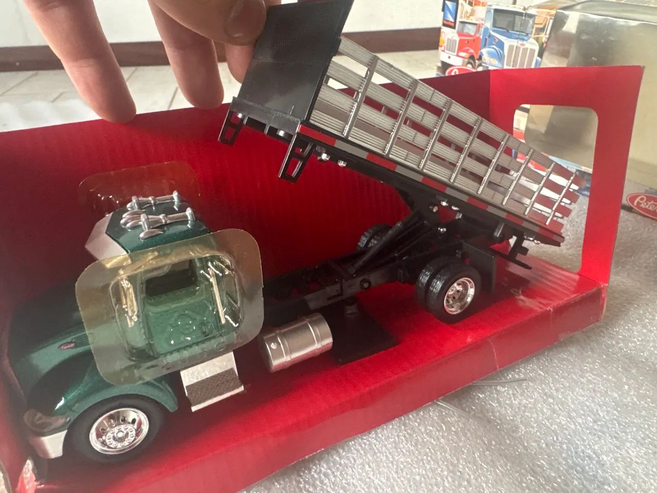 Miniatura na escala 1/43 Peterbilt na caixa  - Foto 5