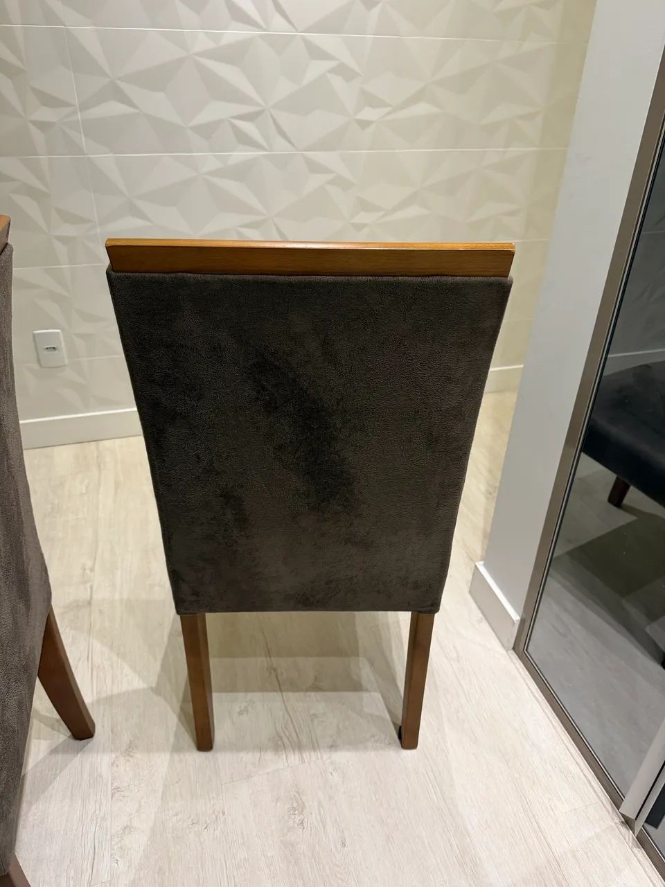 Conjunto com 6 Cadeiras Estofadas para Sala de Jantar - Madeira e Suede - Foto 3