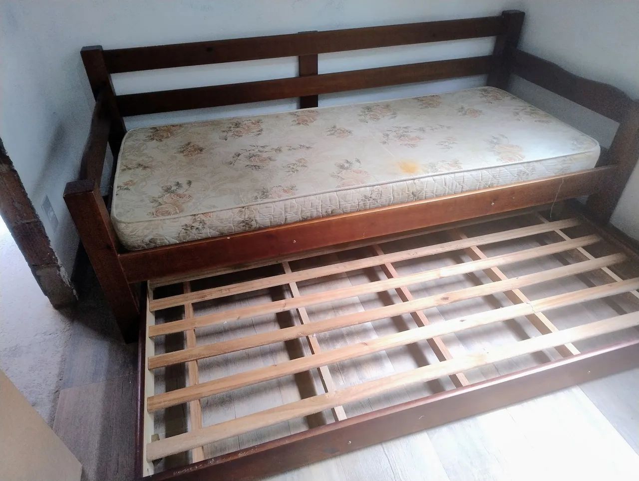 Sofá cama madeira com cama extra embaixo