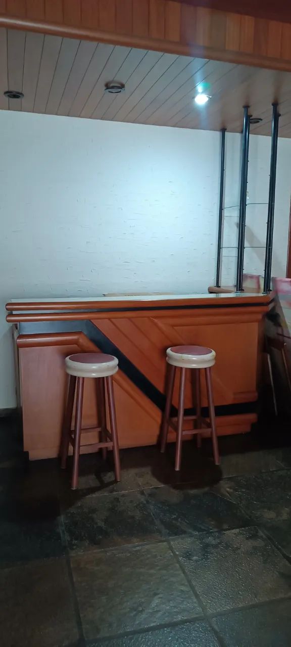 Bar em madeira com 3 banquetas
