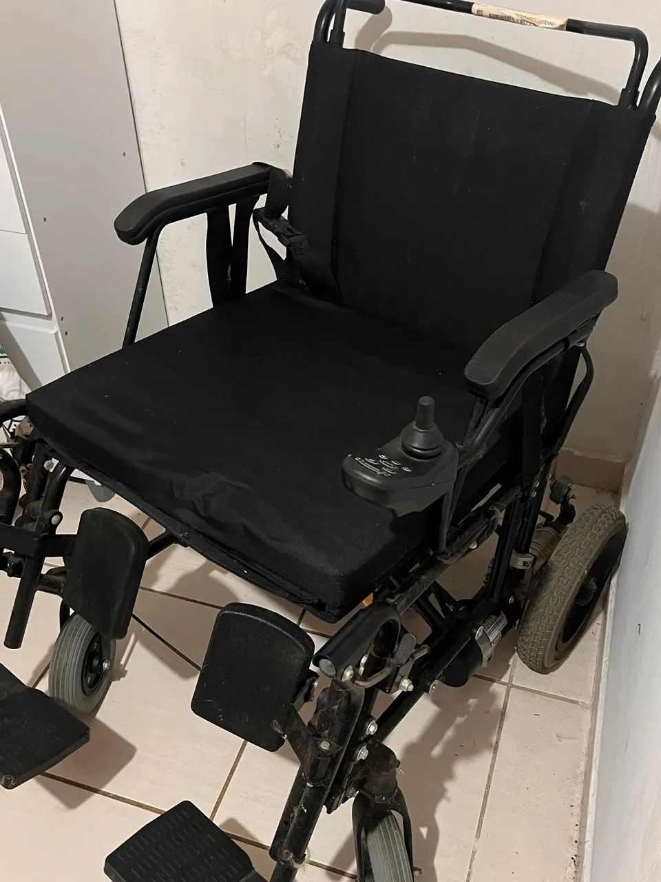 Cadeira de rodas motorizada bem grande  - Foto 3