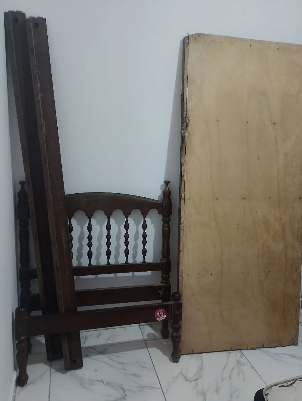 Cama de solteiro em madeira com colchão