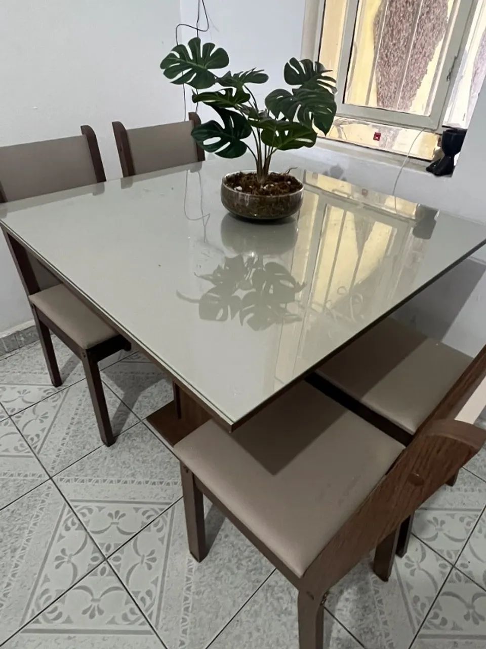 MESA DE VIDRO COM 4 CADEIRAS EM EXCELENTE ESTADO