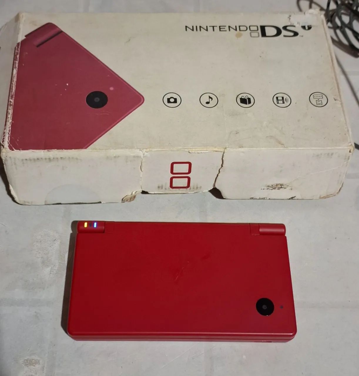 Nintendo dsi com caixa e serial batendo