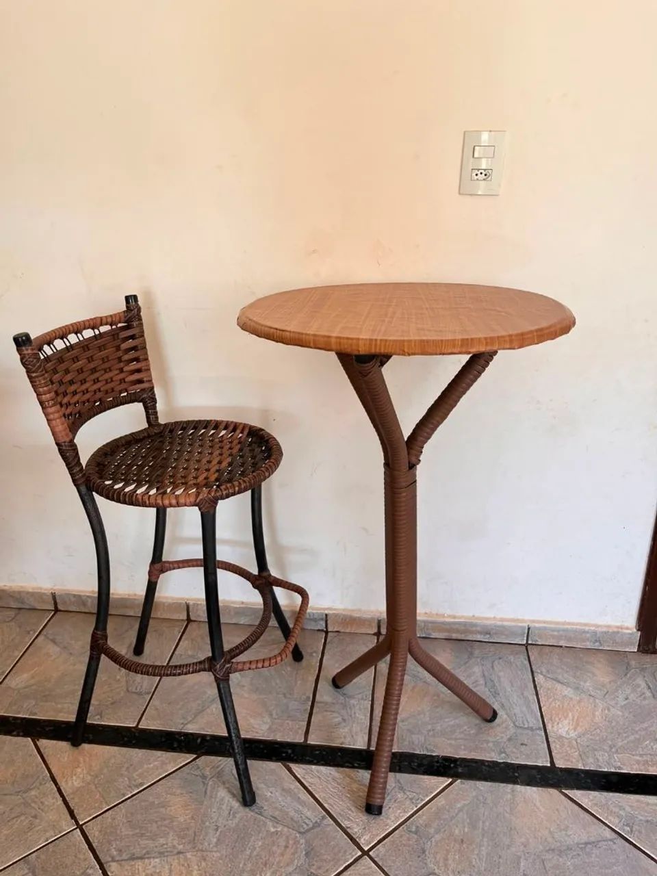 Conjunto mesa e banqueta alta