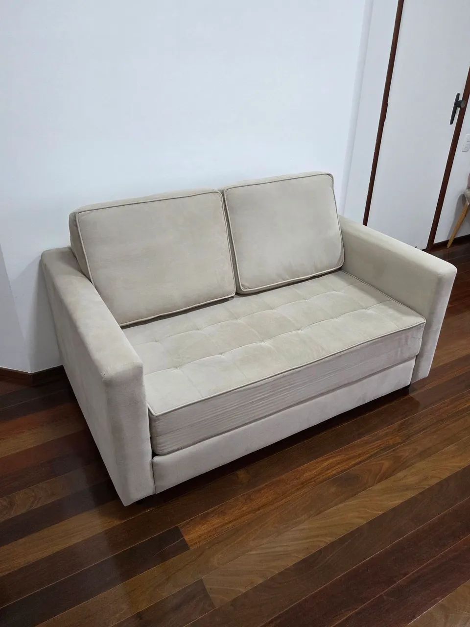 Sofá-cama seminovo em veludo bege claro p/ 2 pessoas perfeito estado - Retirada em Diadema