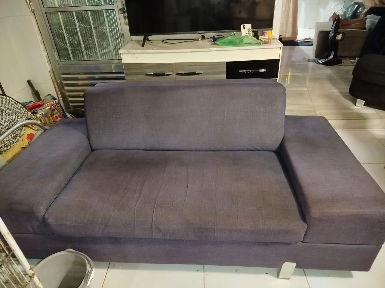 Sofá lindo todo bom confortável 3 lugares  - Foto 4