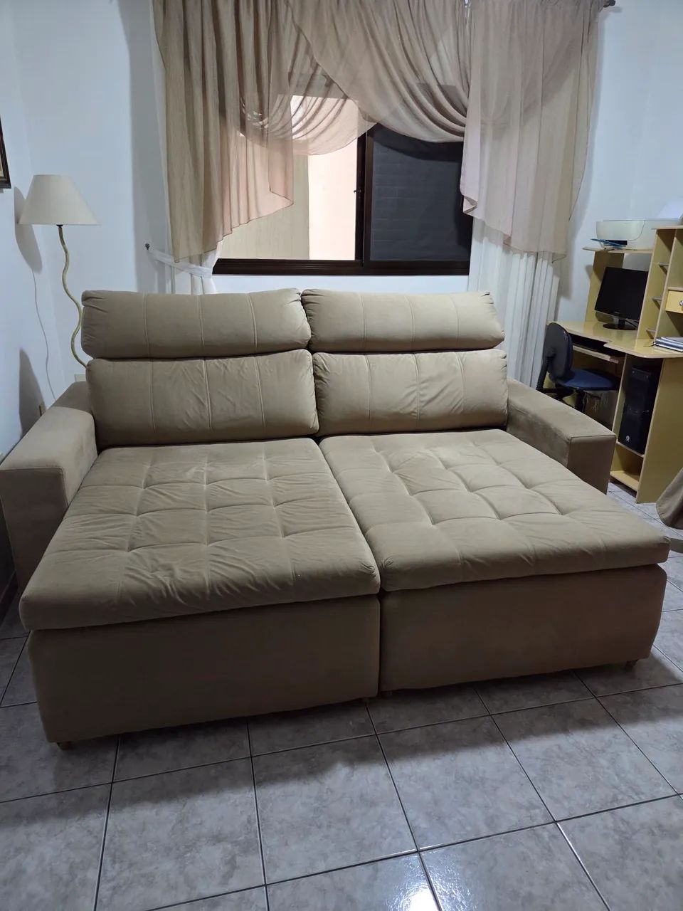 Sofá retrátil e reclinável bege