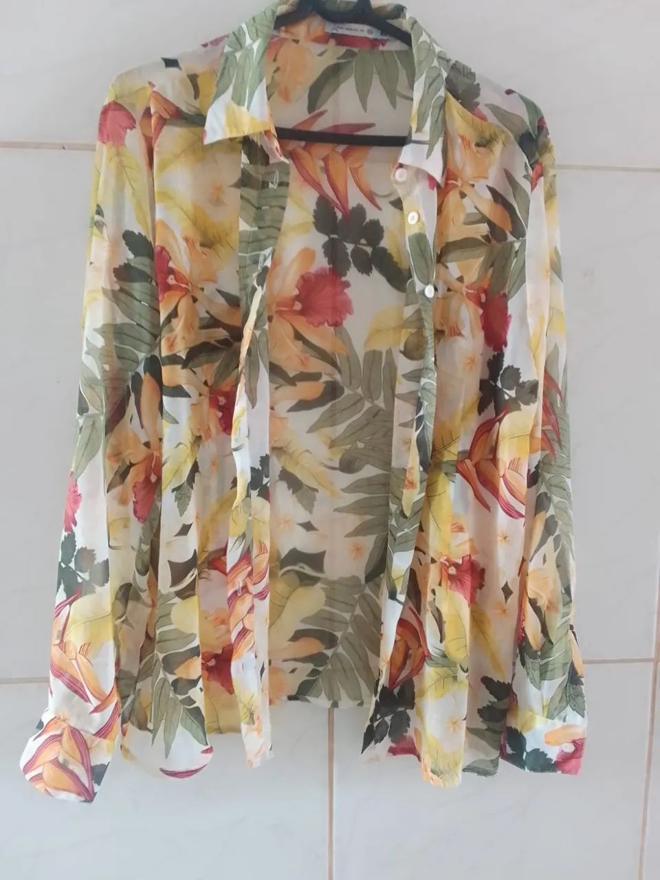 Blusa floral de botões  - Foto 2