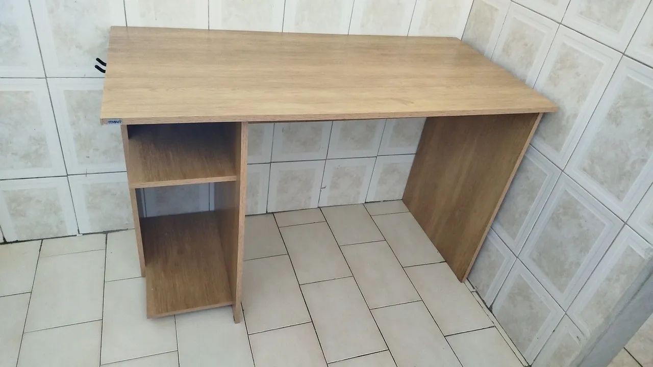 Escrivaninha em perfeito estado