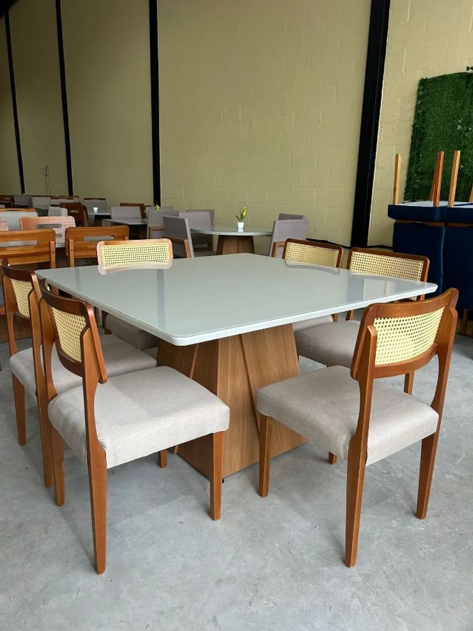 Mesa de Jantar quadrada 1.40m com 6 cadeiras de madeira