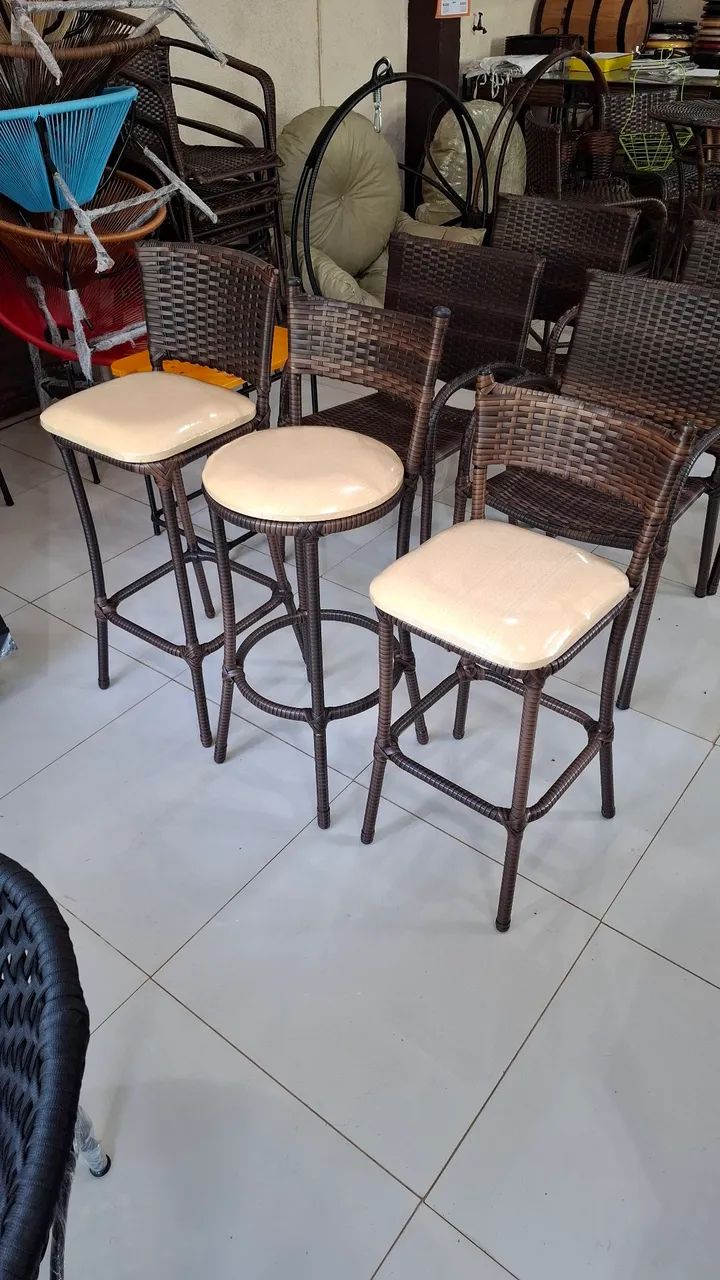 3 bancos de ferro e junco NOVOS