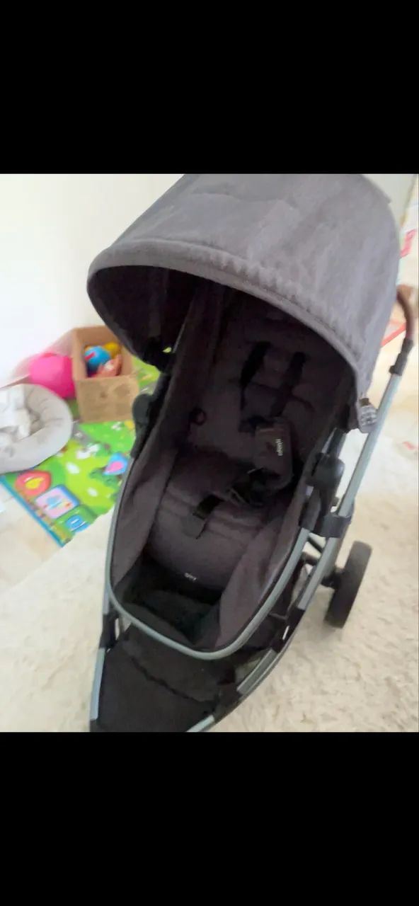 Carrinho de bebê e bebê conforto