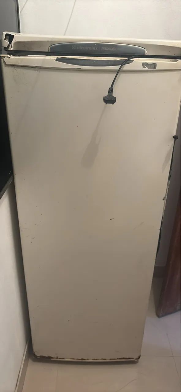 Vendo geladeira fucionando perfeitamente bem com apenas um defeito na porta  - Foto 3