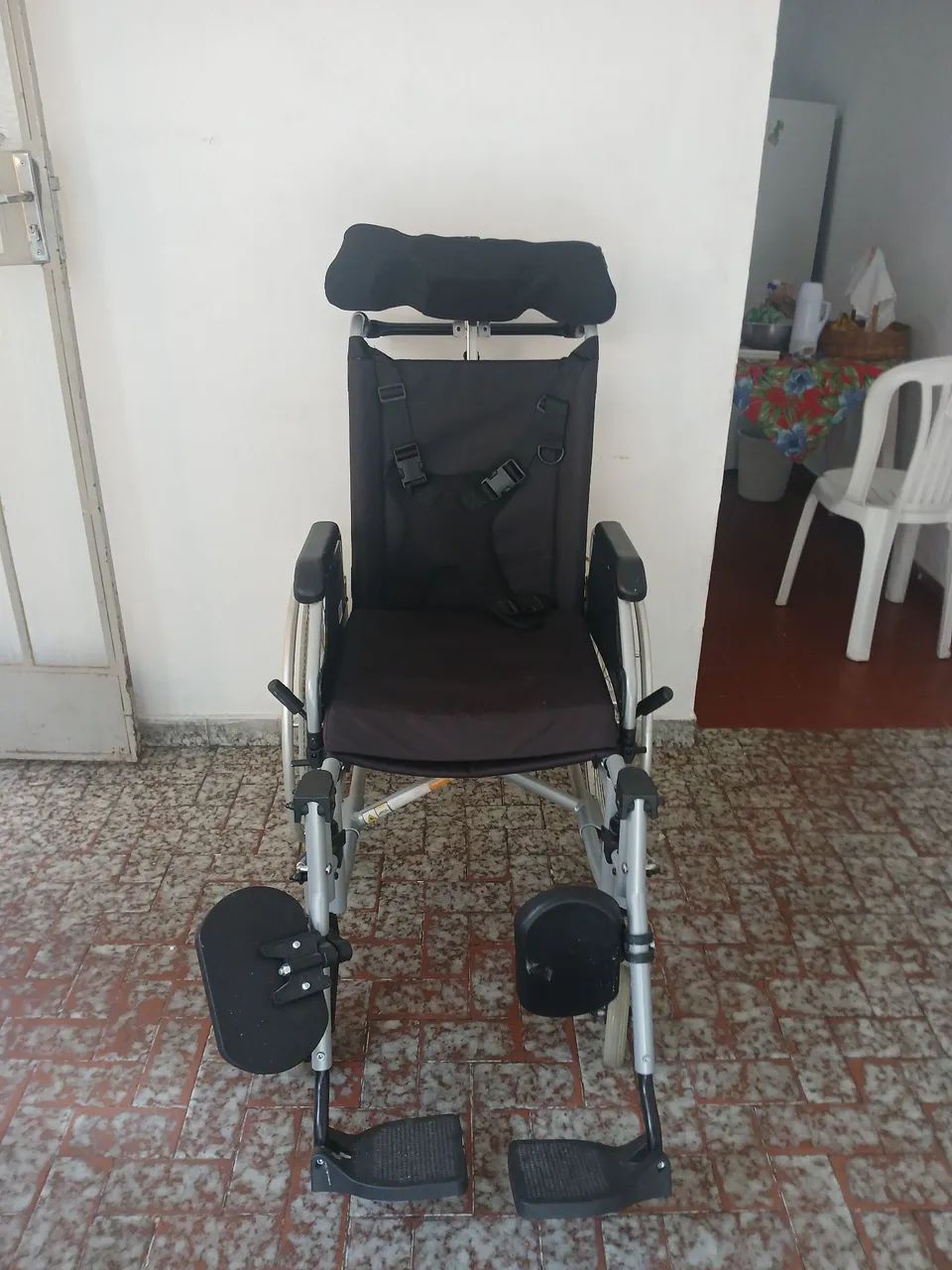Vendo cadeira de rodas. 