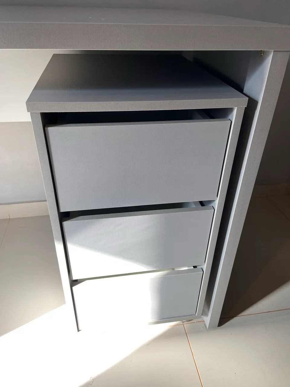 MESA ESCRITÓRIO 1,80M COM GAVETEIRO 3 GAVETAS  - Foto 4