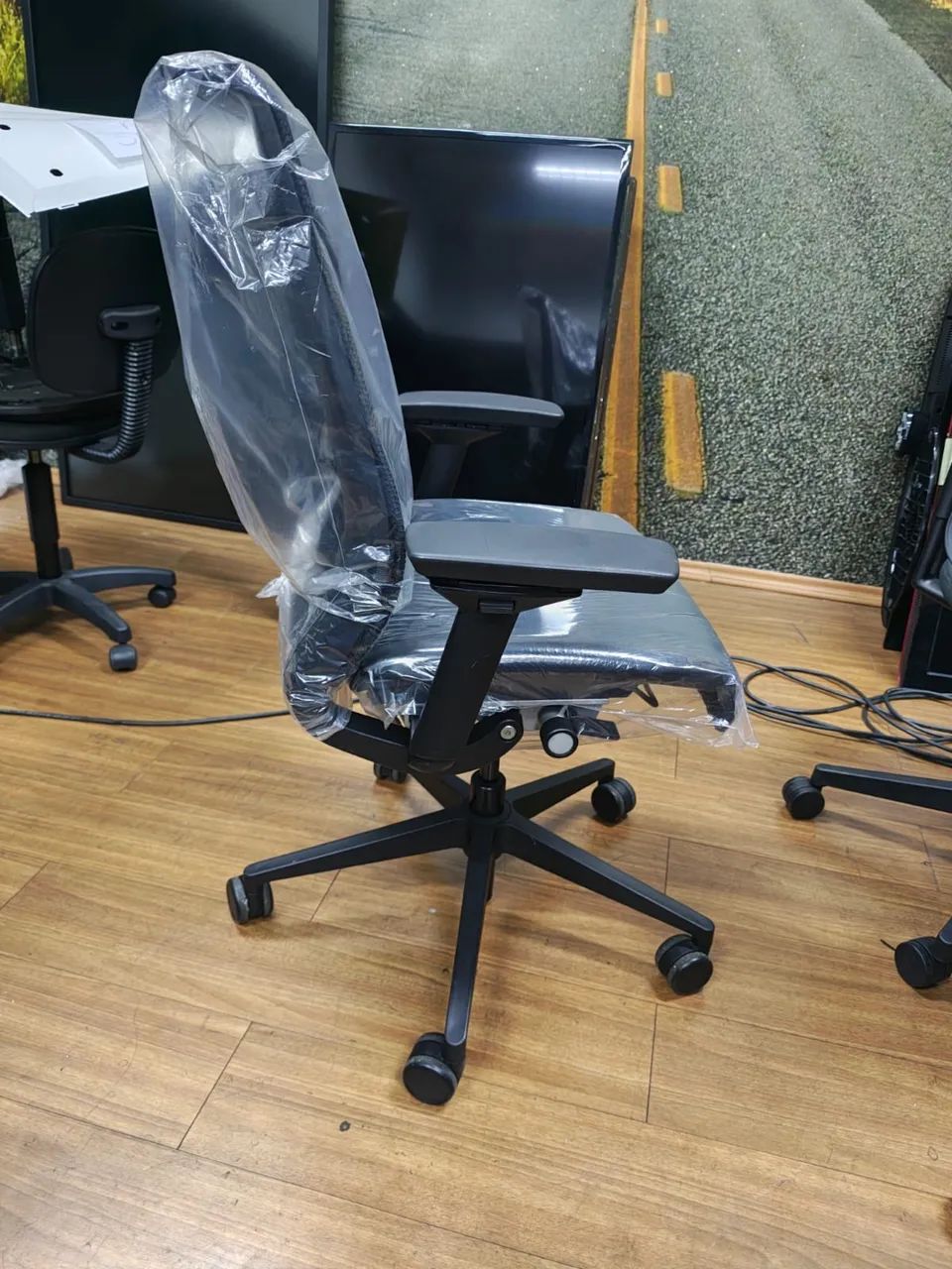 Cadeira de Escritório Steelcase Think V2 - Foto 4