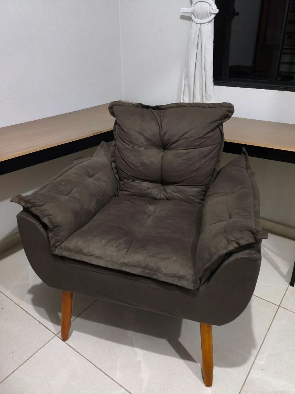 Poltrona estofada marrom - Foto 2