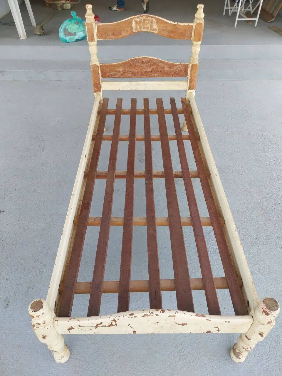 Estrado de madeira para cama de solteiro 