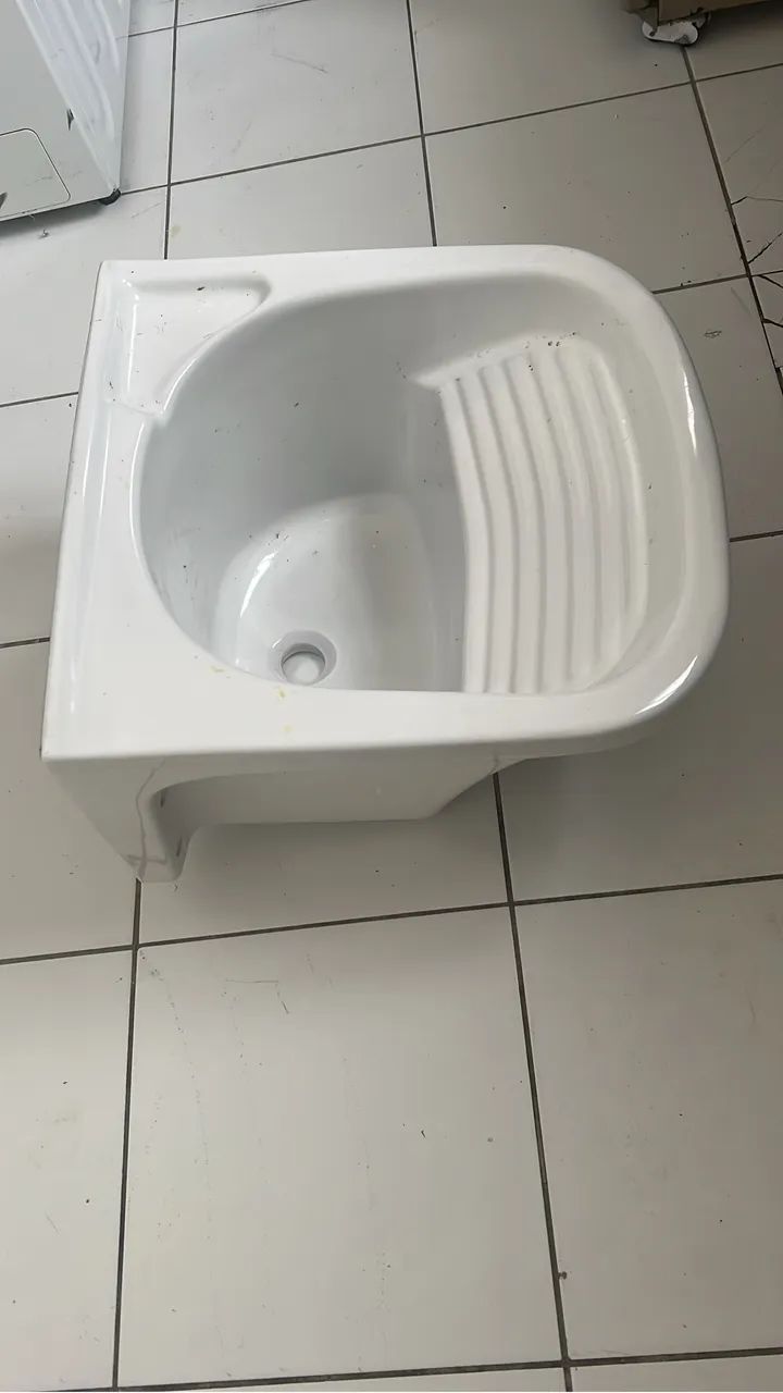 Tanquinho de lavar roupa branco usado