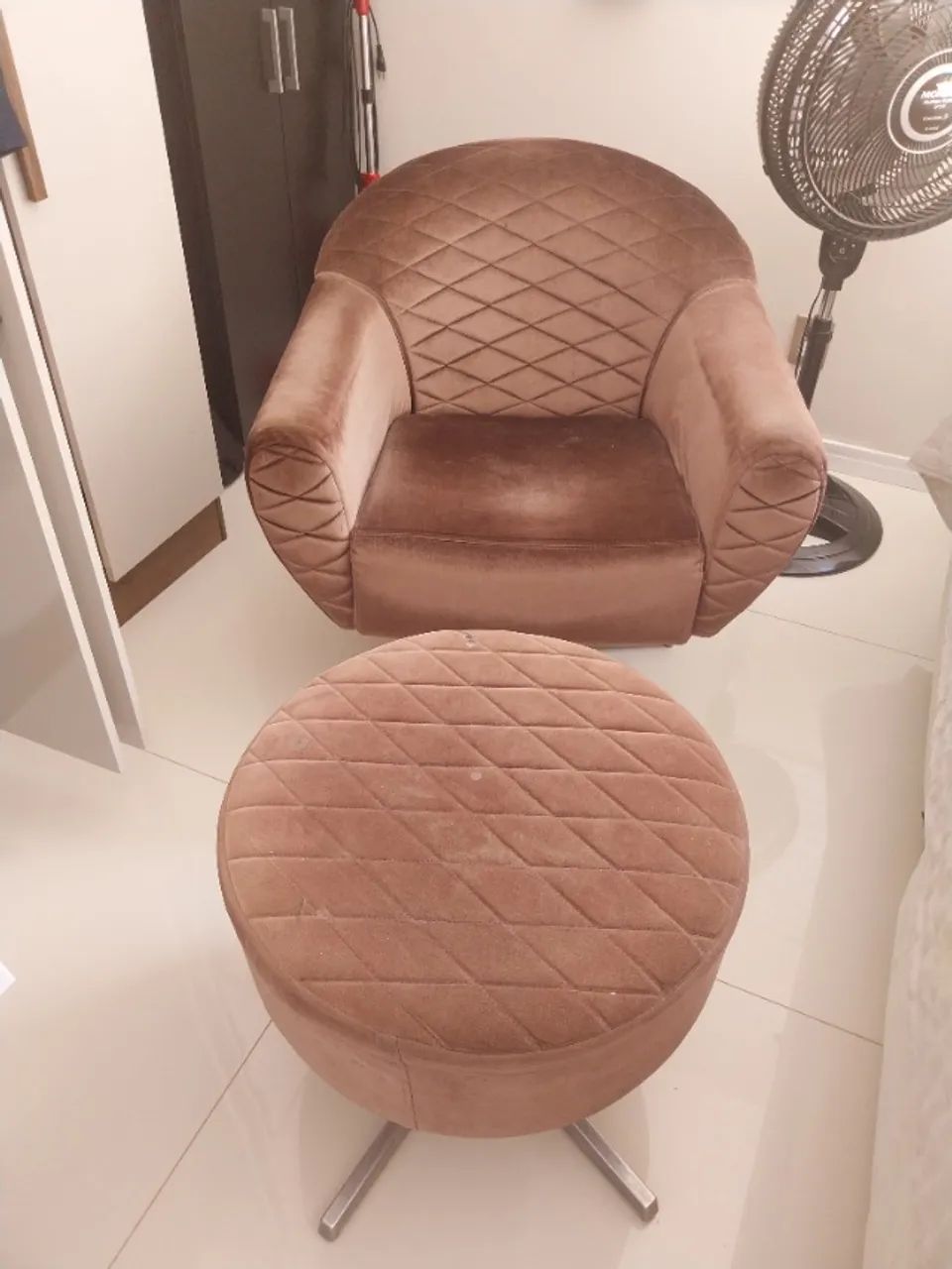 Poltrona e puff giratórios  - Foto 2