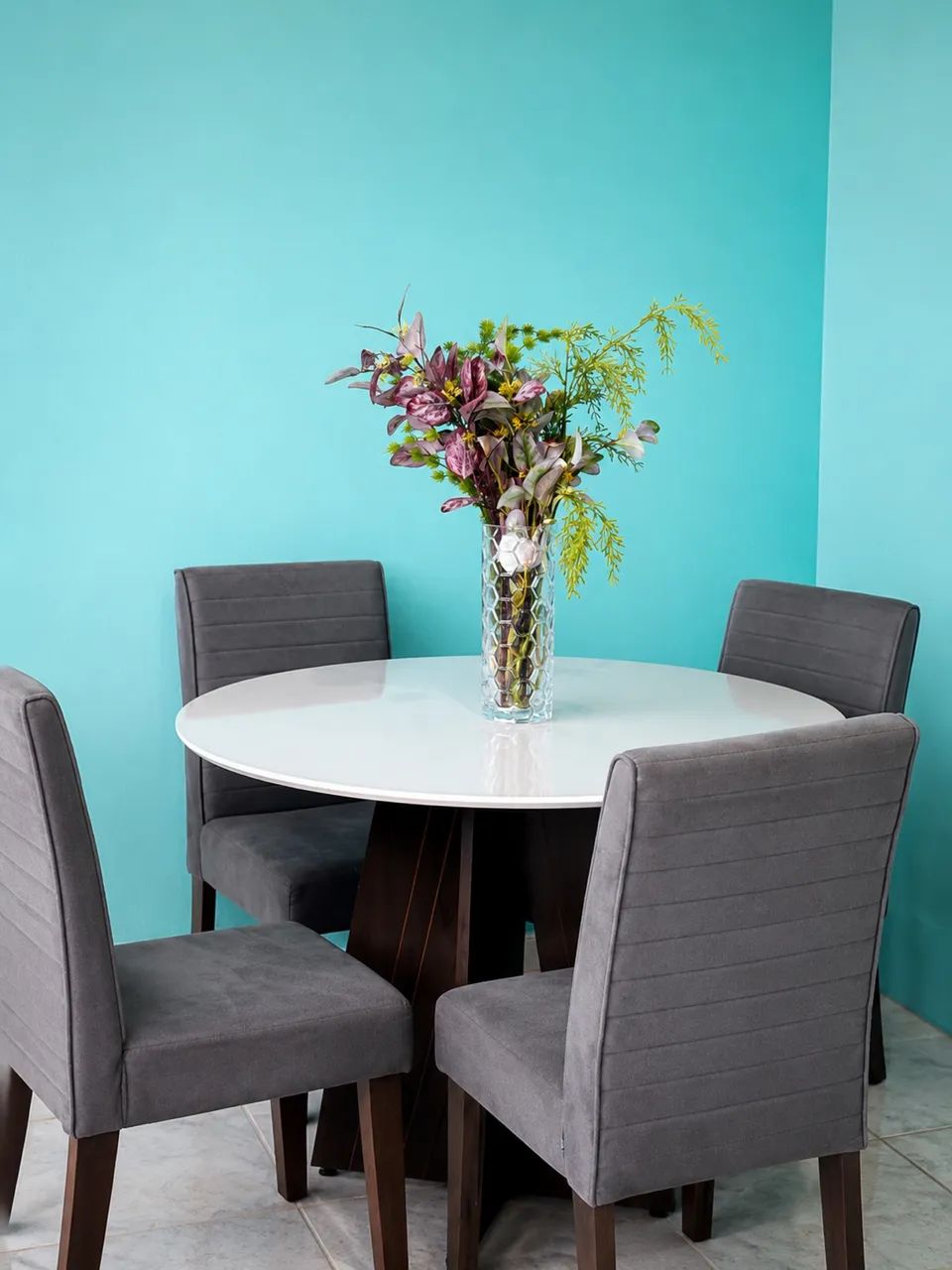 VENDO MESA EM EXCELENTE ESTADO COM 4 CADEIRAS
