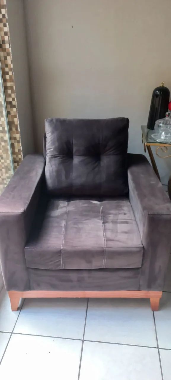 POLTRONA de suede com pés de madeira