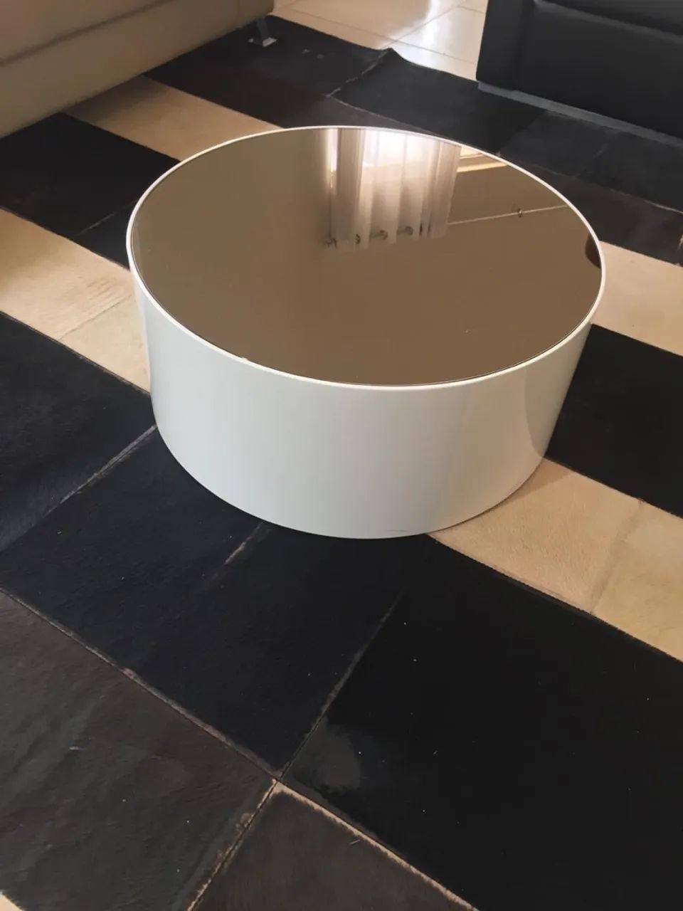 Mesa centro laca na cor branca com espelho 